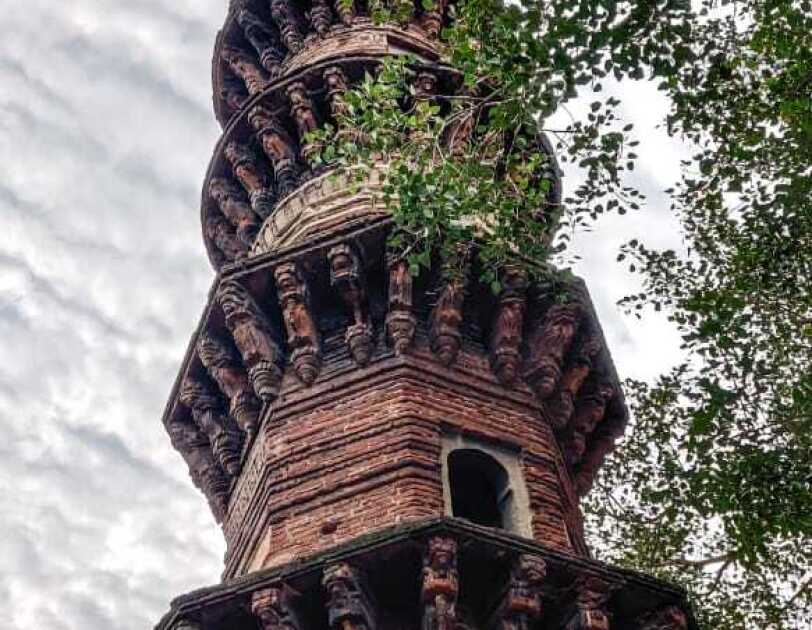 Jhulta Minar