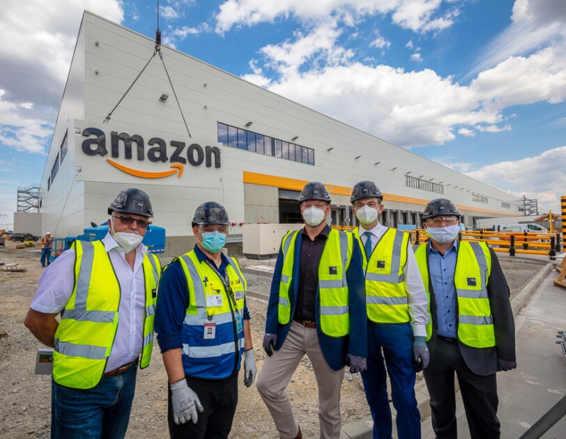 Gruppenbild mit Besuchern vor dem Amazon Gebäude