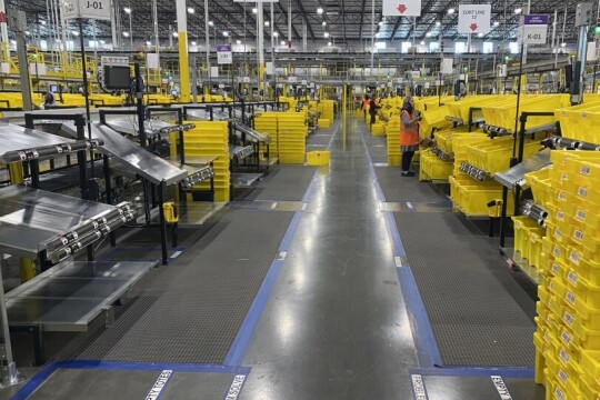 Amazon mette al centro salute e sicurezza mentre continua a consegnare ai clienti