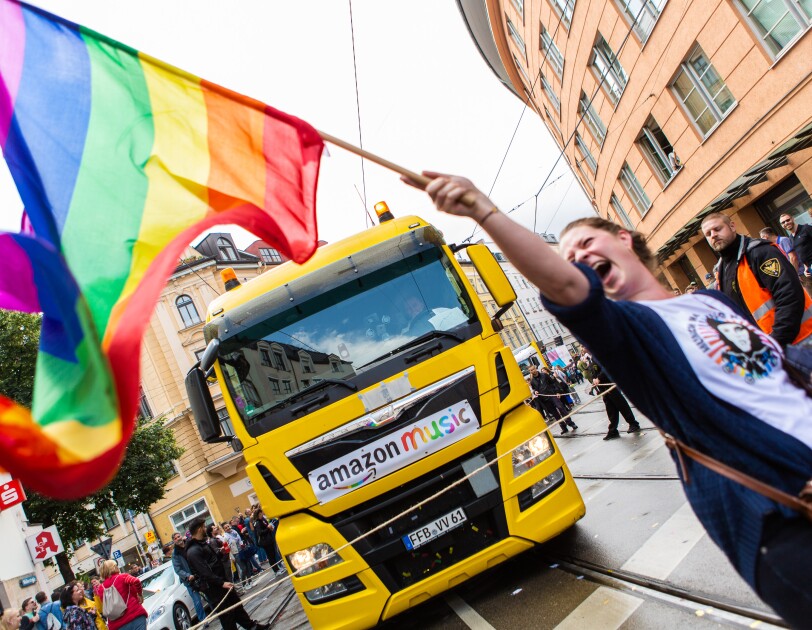 Ein Lkw mit der Aufschrift "Amazon Music" und feiernde Menschen beim CSD 2019