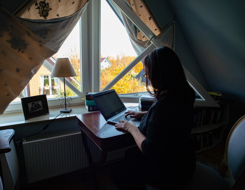 Marah Woolf sitzt an ihrem Schreibtisch und schreibt an ihrem Roman.