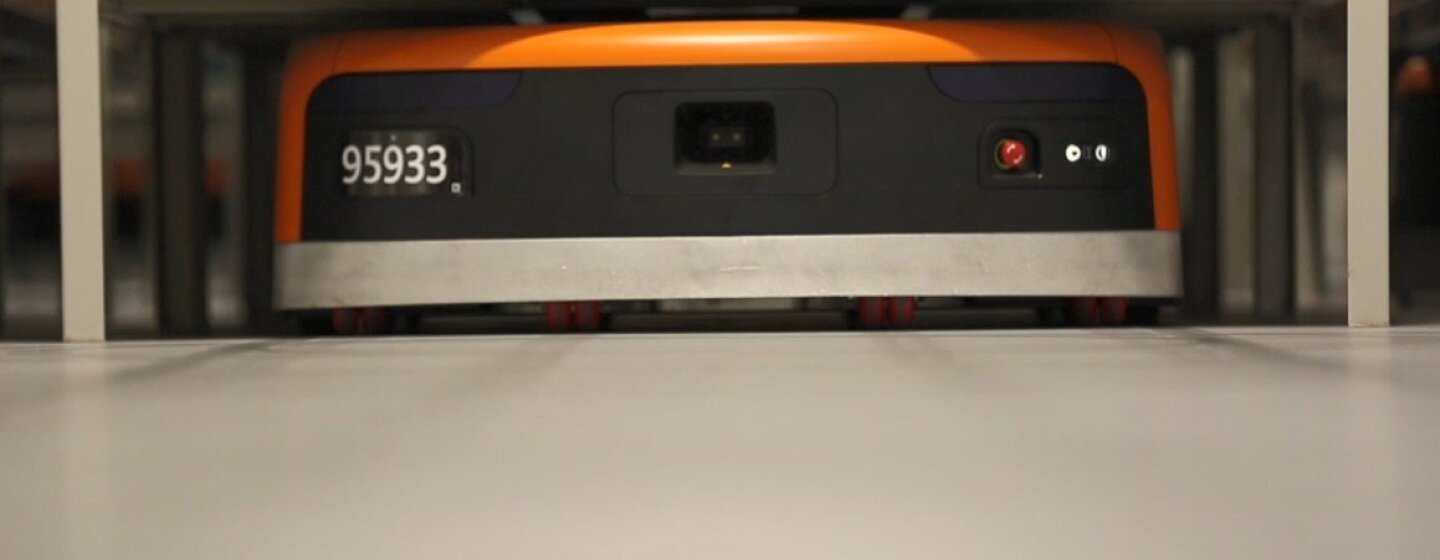 Primer plano de un drive de Amazon transportando una pod.