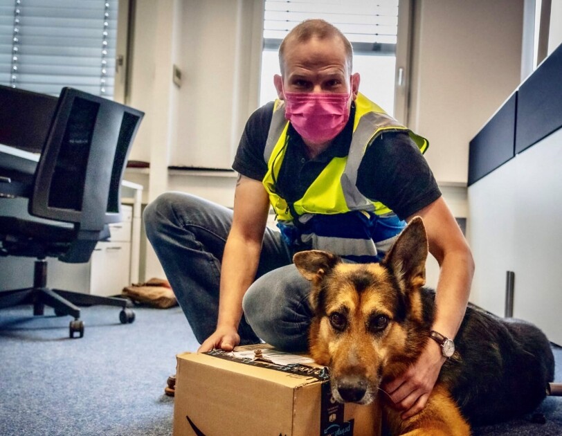 Herrchen mit Hund im Büro