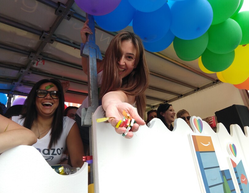 Amazon Mitarbeiter auf dem Glamazon-Wagen auf dem Christopher Street Day in München.