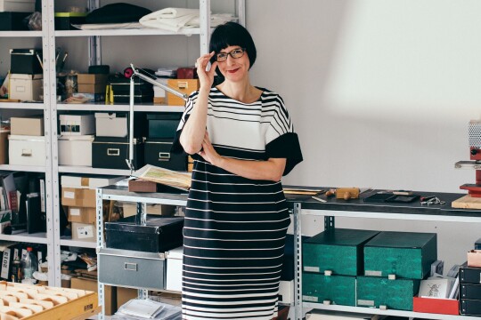 Frau steht in einer Werkstatt