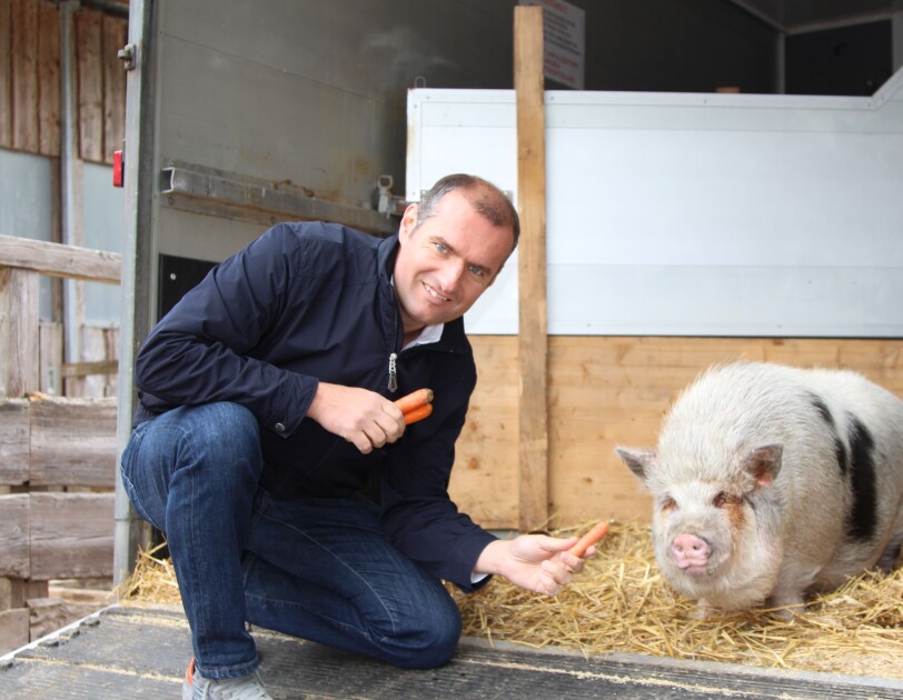 Dieter Ehrengruber füttert Schwein Timon