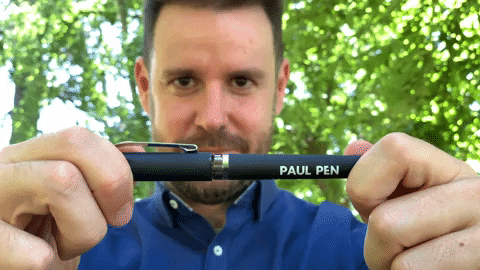 De padre holandés y madre mexicana, Paul decidió que el apellido paterno era demasiado largo y se quedó solo con la sílaba pen. To pen significa escribir en inglés y, además, es una sílaba de la palabra suspense. Con un bolígrafo que tiene su nombre grabado, Paul lo abre mirando fíjamente a la cámara.