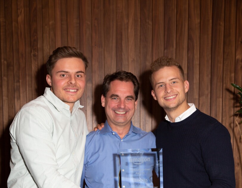 Felix Bauer und Johannes Kliesch von SNOCKS bekommen ihren Award überreicht und strahlen in die Kamera