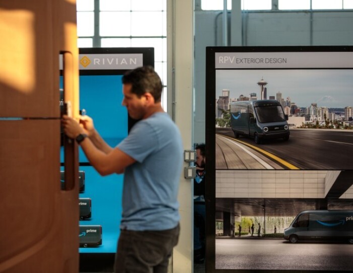 I designer lavorano ai diversi modelli in argilla dei nuovi veicoli elettrici per le consegne di Amazon