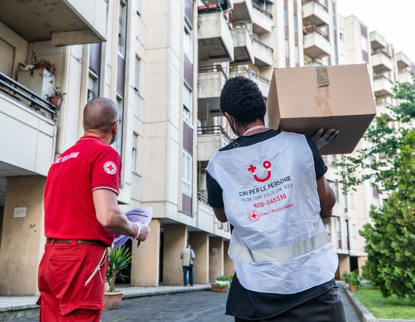 Volontari della Croce Rossa trasportano pacchi alimentari a Roma