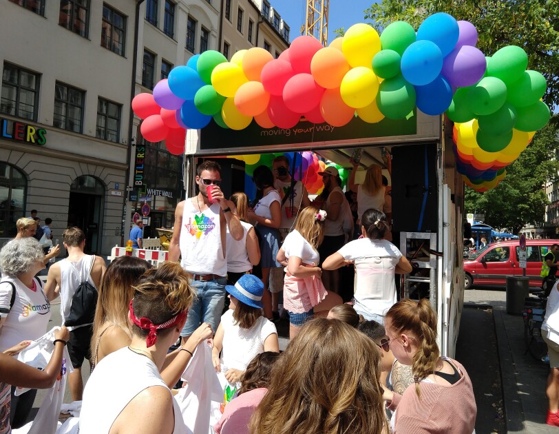 Amazon Mitarbeiter und Glamazon-Wagen auf dem Christopher Street Day in München.