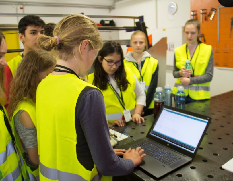 Girls and Boys Day 2018 DUS2 Mädchen beim Programmieren.jpg