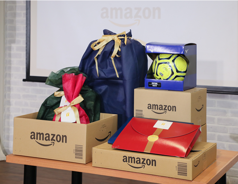ホリデーシーズンに笑顔を届ける、AmazonのDelivering Smiles
ユージさん、岡部将和さんと共に、キッズドアの子どもたちにプレゼント