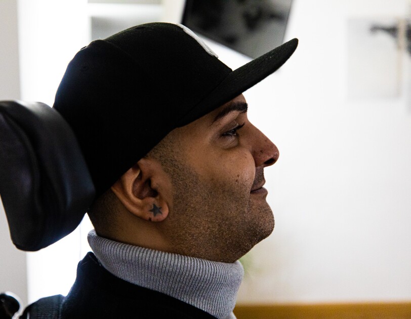 Hamoun Kamai wird im Alltag von Alexa unterstützt.