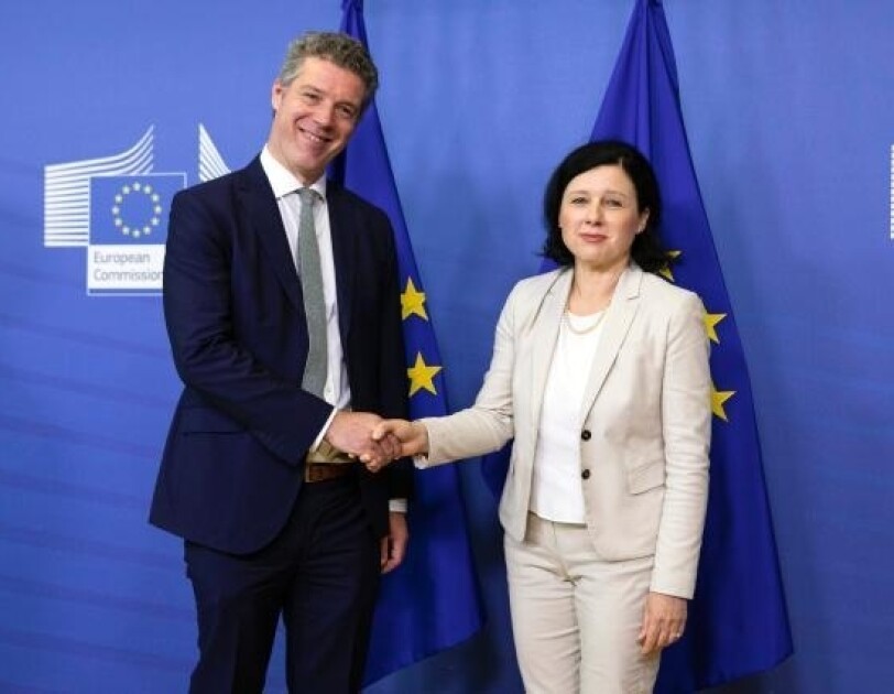EU Director PP James Waterworth with EU Commissioner