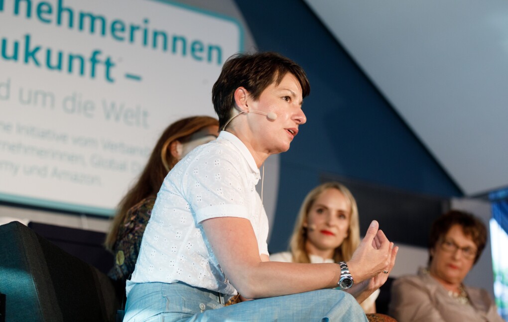 Jasmin Arbabian-Vogel sitz auf der Bühne, es findet eine Podiumsdiskussion statt.