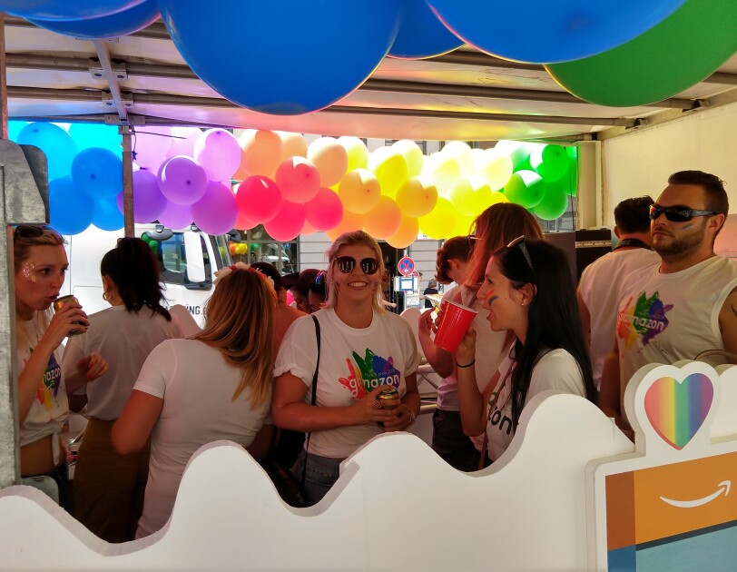 Amazon Mitarbeiter auf dem Glamazon-Wagen auf dem Christopher Street Day in München.