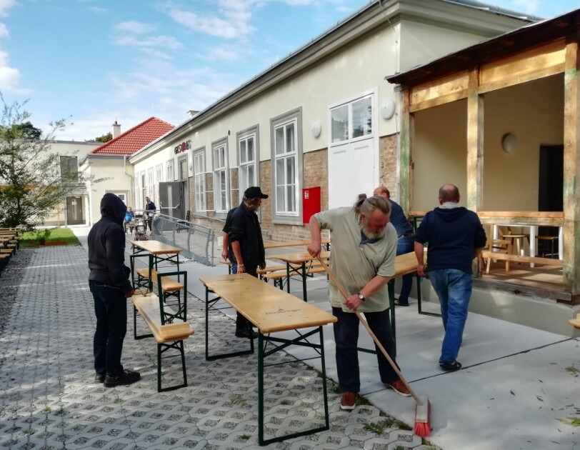 Personen im VinziDorf kehren