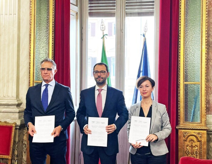 Il Ministro delle Politiche Agricole, Stefano Patuanelli, tiene in mano un protocollo di intesa con accanto Mariangela Marseglia. Alle sue spalle le bandiere dell'Italia e dell'Unione Europea