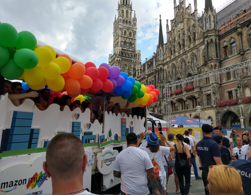 Amazon Mitarbeiter neben dem Glamazon-Wagen auf dem Christopher Street Day in München neben dem Rathaus.