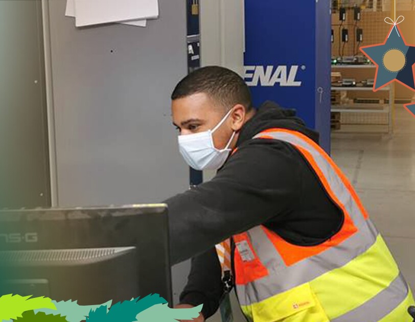 Diego im Logistikzentrum bei der Arbeit