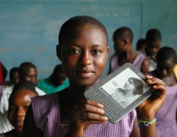 worldreader-student-with-device