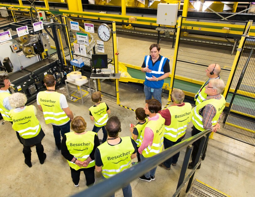 Tourguide Ulrich erklärt den Besuchern, wie die Abläufe im Logistikzentrum funktionieren.