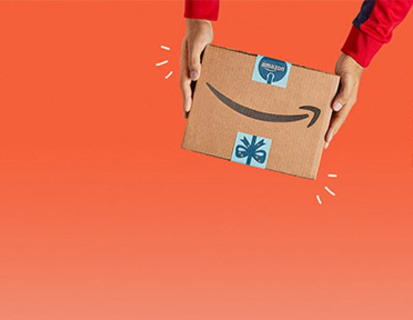 Black-Friday_Cyber-Monday Amazon Paket vor orangenem Hintergrund