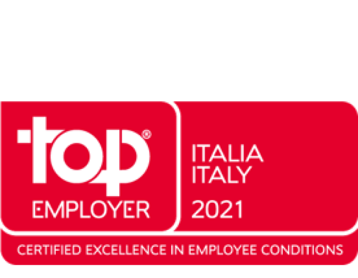 Logo Top Employer Italia 2021, scritte bianche su fondo rosso