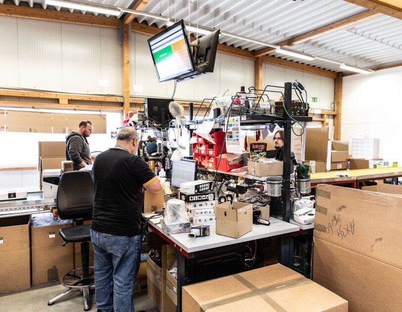 Ralf Hastedt und sein Team kümmern sich bei der Avides Media AG um Waren, die von Amazon Kunden zurückgeschickt werden.