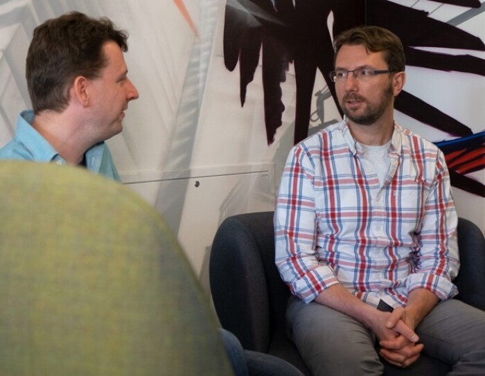 Tobias Jaroschek und sein Partner Björn Hanewinkel im Gespräch
