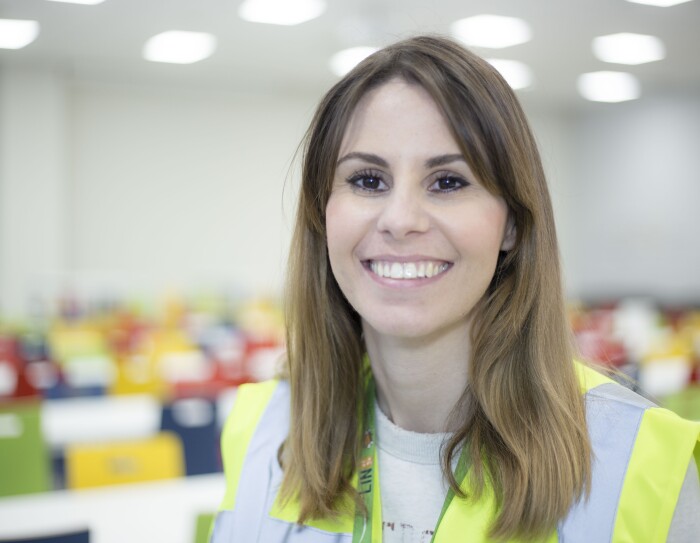 Primo piano di Ilaria Di Bartolomeo, Operations Manager al centro di smistamento Amazon di Casirate (Bergamo)