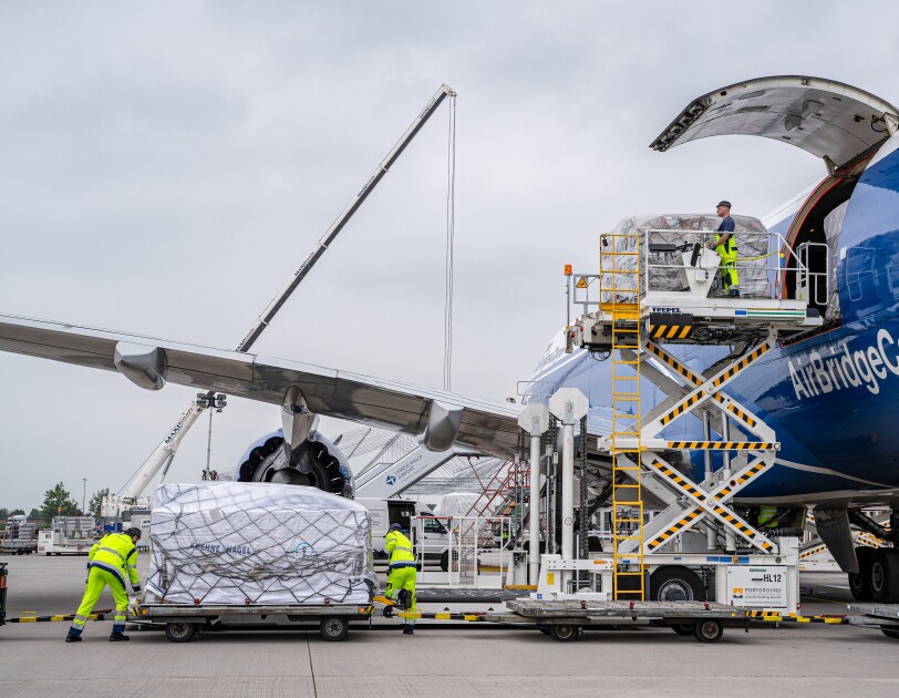 Ein Flugzeug, das gerade entladen wird.