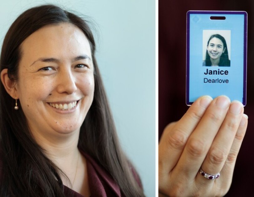 Pracowniczka Amazon trzymająca swój identyfikator z niebieską ramką.
