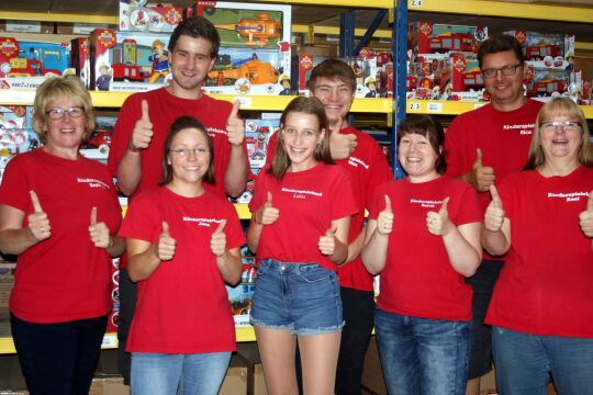 Das Team von KSL in roten T-Shirts in ihrem Geschäft.