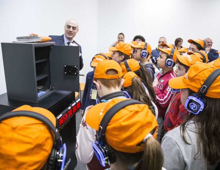 Cerimonia della capsula del tempo nel centro di distribuzione Amazon di Torrazza