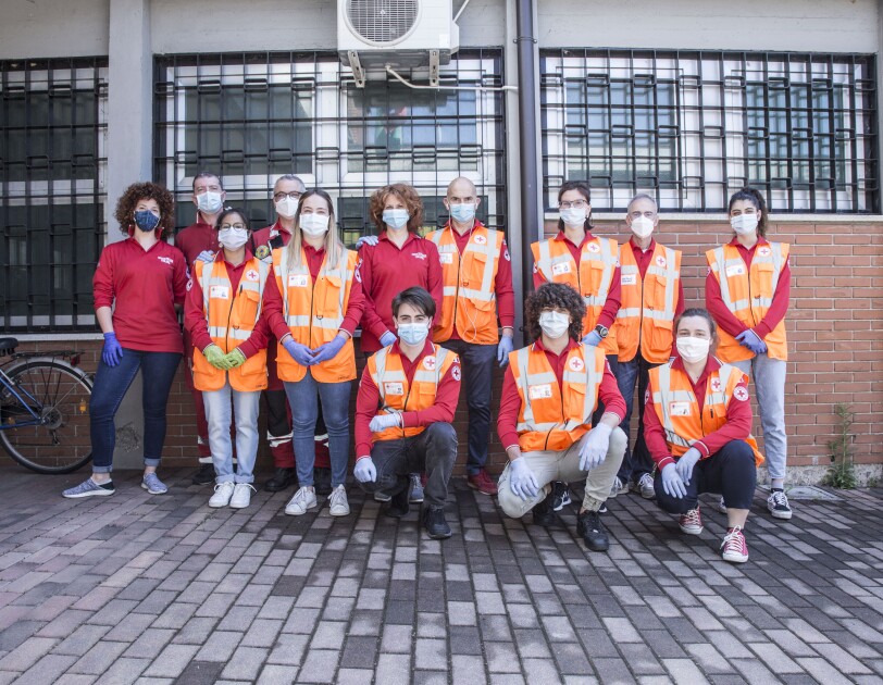 Foto di gruppo di volontari di Croce Rossa Italiana sezione Bergamo Hinterland con gilet catarifrangenti e mascherine sanitarie