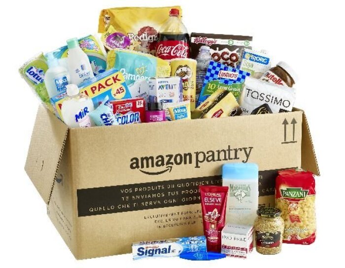 Un grand carton Amazon Pantry rempli de produits du quotidien tels que boissons, shampoing, café, pâtes, produit vaisselle, moutarde ou encore gel douche