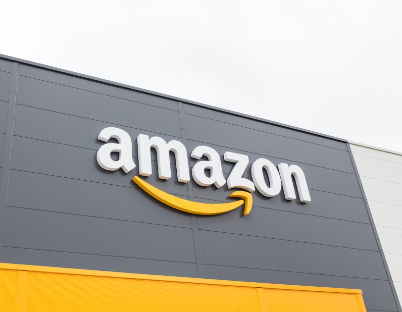 Logo Amazon na froncie budynku centrum logistyki.