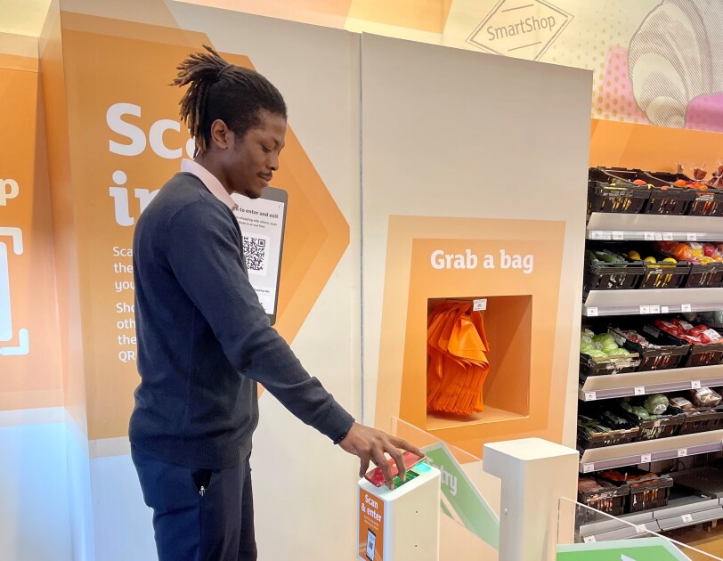 Picture of Customer in the SmartShop Holborn Circus