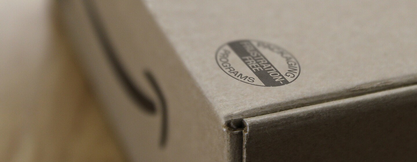Eine Amazon-Box mit einem Siegel, das "Frustration-Free" für "Verpackungsprogramme" enthält.