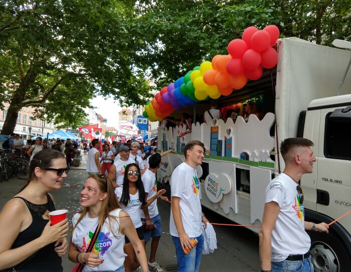 Amazon Mitarbeiter feiern neben dem Glamazon-Wagen auf dem Christopher Street Day in München.