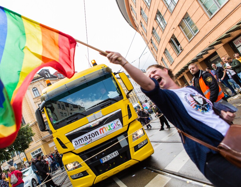 Ein Lkw mit der Aufschrift "Amazon Music" und feiernde Menschen beim CSD 2019