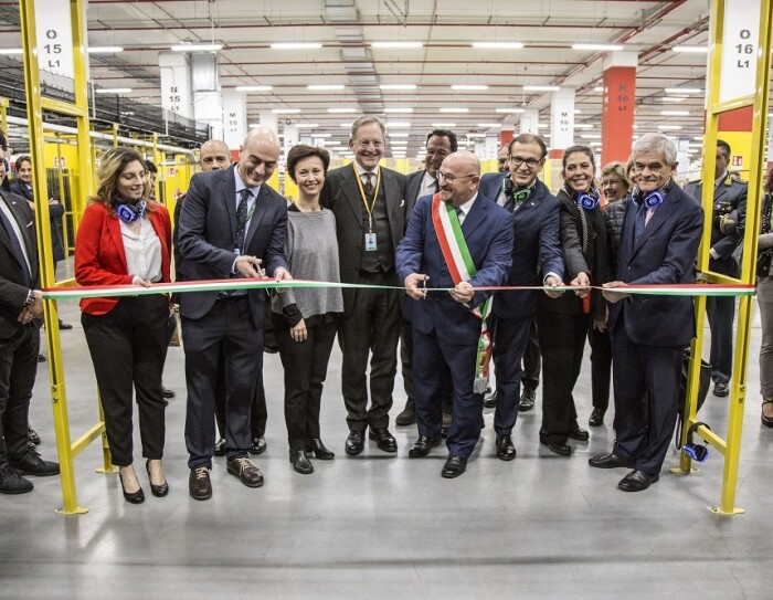 manager Amazon e rappresentanti delle istituzioni tagliano il nastro nel centro di distribuzione di Torrazza Piemonte