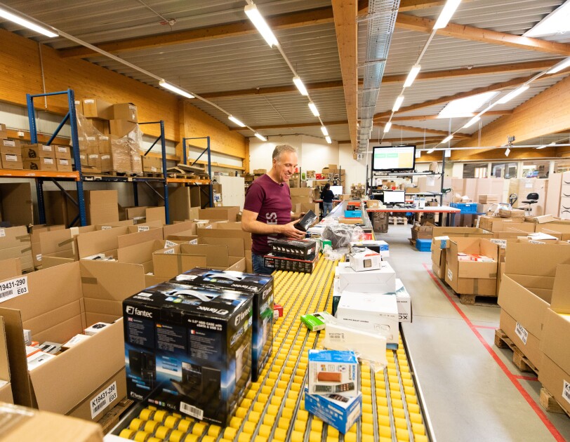 Ralf Hastedt und sein Team kümmern sich bei der Avides Media AG um Waren, die von Amazon Kunden zurückgeschickt werden.