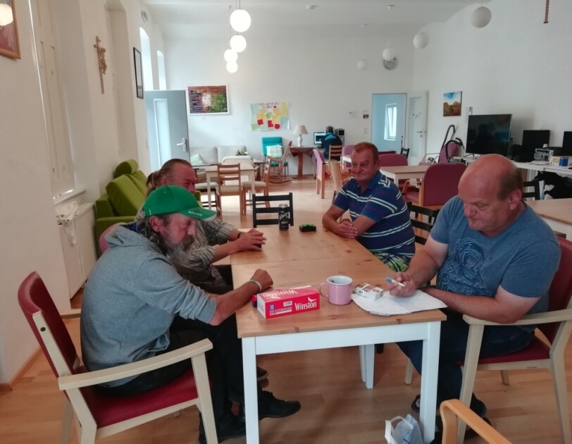 Männer am Tisch