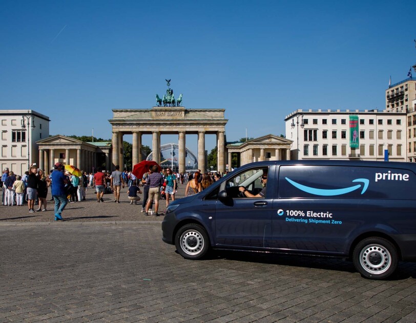 Eine ELektorvan steht vor dem Brandenburger Tor