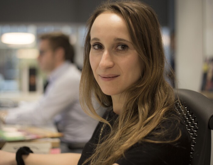 Primo piano di Federica, Marketing Specialist Music di Amazon, nel suo ufficio a Milano. Sullo sfondo, un collega.