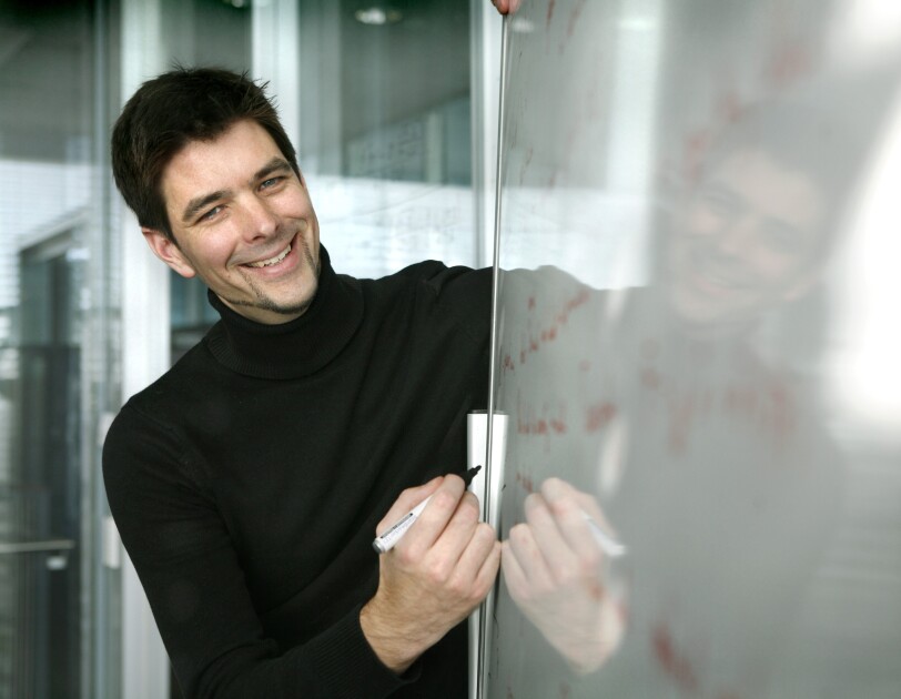Matthias Bethge an einem Whiteboard