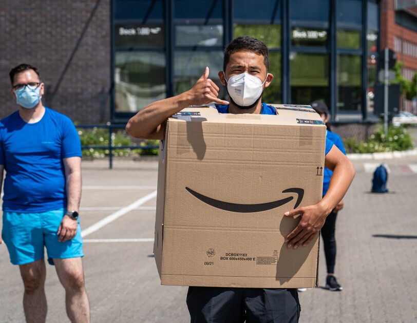 Amazon Mitarbeiter:innen aus den Verteilzentren in Tegel, Tempelhof, Hoppegarten und Potsdam in Corona-konformen Laufgruppen.